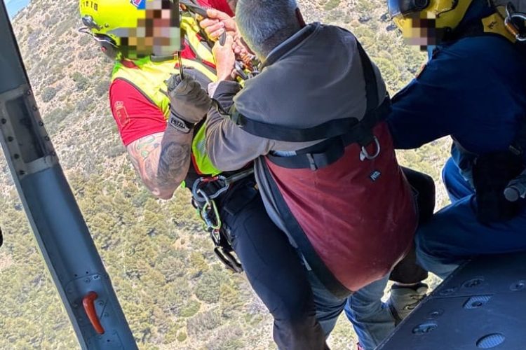 Rescatado un senderista herido en una zona de difícil acceso detrás de Las Paredes de Leiva en Alhama de Murcia