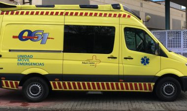 Sanitarios del 061 atienden y trasladan al hospital a un trabajador gravemente herido al caer desde unos 5 m de altura en Alhama