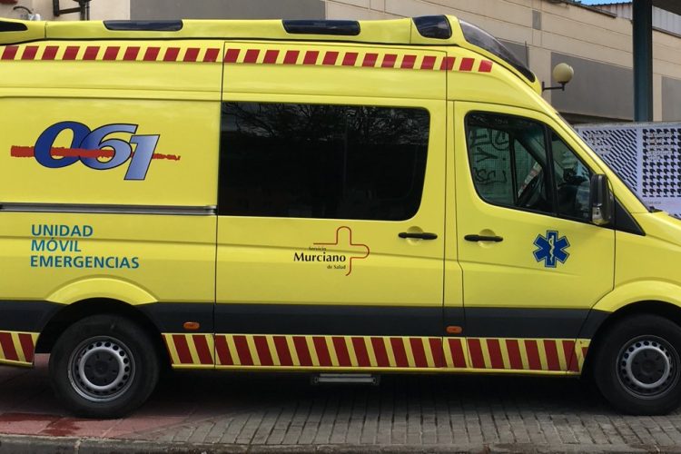 Sanitarios del 061 atienden y trasladan al hospital a un trabajador gravemente herido al caer desde unos 5 m de altura en Alhama