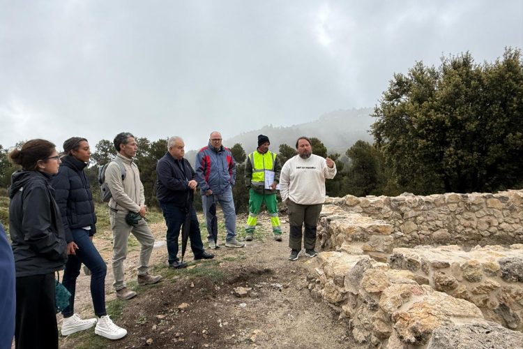 El alcalde de Totana y la alcaldesa de Alhama visitan las obras de restauración de los Pozos de la Nieve de Sierra Espuña