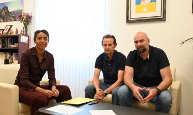 El Club Raqueta Alhama y el Ayuntamiento firman un convenio para fomentar la práctica del tenis