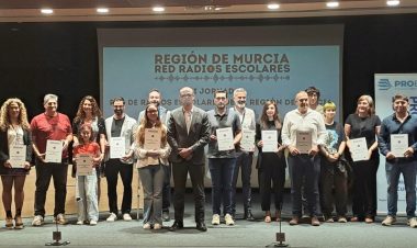 El I encuentro de la Red de Radios Escolares reúne a 12 centros educativos y profesionales de los medios de comunicación, entre ellos el Miguel Hernández de Alhama de Murcia