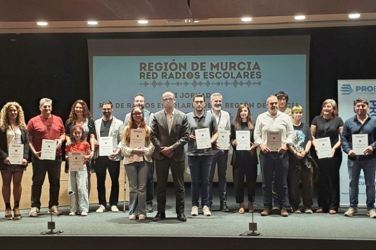 El I encuentro de la Red de Radios Escolares reúne a 12 centros educativos y profesionales de los medios de comunicación, entre ellos el Miguel Hernández de Alhama de Murcia