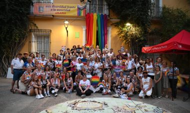 Alhama de Murcia cierra el Orgullo 2026 con la lectura del manifiesto y el respaldo de colectivos, asociaciones y comercio local