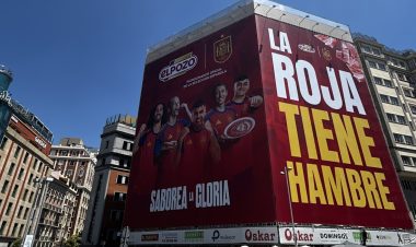 ElPozo despliega una gran lona en pleno centro de Madrid para reforzar su apoyo a la Selección Española