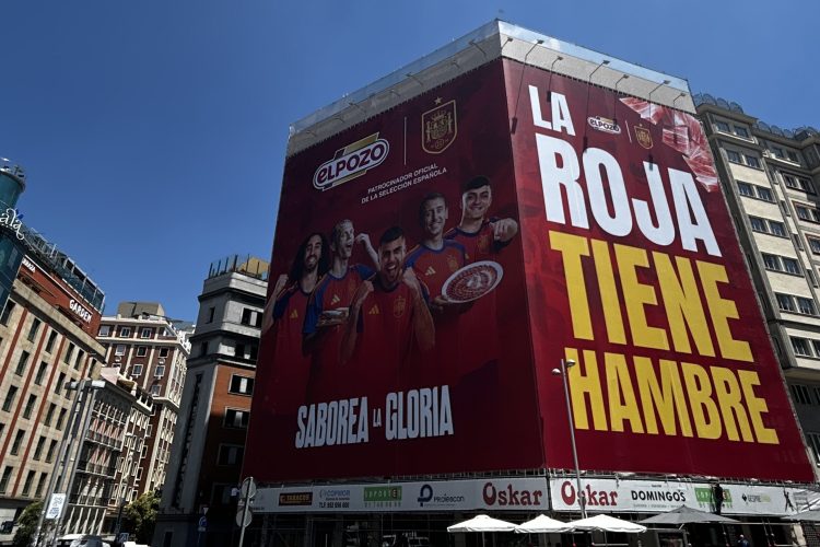 ElPozo despliega una gran lona en pleno centro de Madrid para reforzar su apoyo a la Selección Española