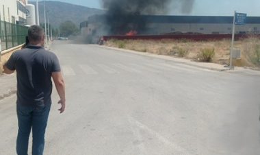 Servicios de emergencia trabajan en un incendio junto a naves industriales en Librilla