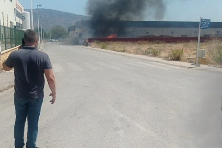 Servicios de emergencia trabajan en un incendio junto a naves industriales en Librilla
