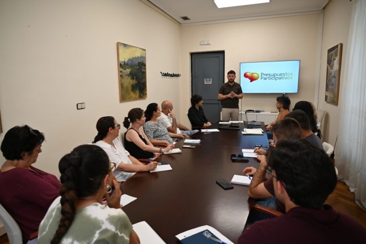 Técnicos municipales analizan las propuestas que optarán a los Presupuestos Participativos 2026-2027