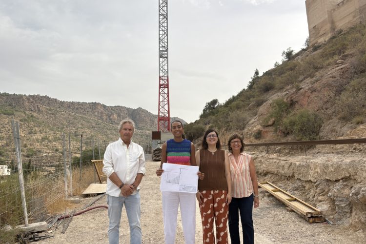 El Castillo dice adiós a las grúas que han marcado su silueta durante 16 años