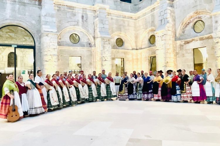 El Grupo Folklórico Villa de Alhama pone el broche de oro a su participación en Burgos con una emotiva clausura