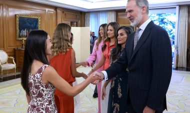 El pasado 17 de julio, la alhameña Sofía Pagán Ortigas tuvo el honor de ser recibida por la Familia Real en una audiencia celebrada en el Palacio de la Zarzuela, junto a sus compañeros de la promoción 2026-2028 de Colegios del Mundo Unido (UWC).