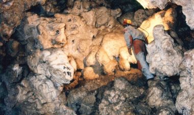 La Comunidad instala un vallado de protección en la Cueva de La Matea de Sierra Espuña