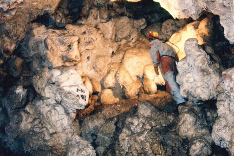 La Comunidad instala un vallado de protección en la Cueva de La Matea de Sierra Espuña
