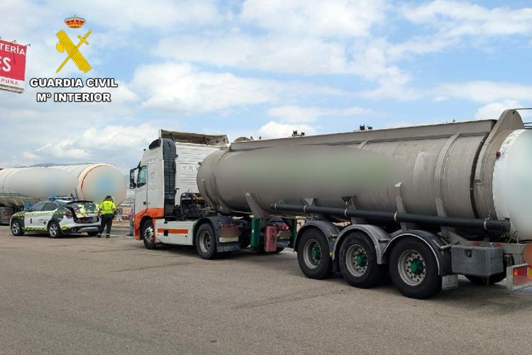 La Guardia Civil investiga a un camionero de mercancías peligrosas que sextuplicaba la tasa máxima de alcohol