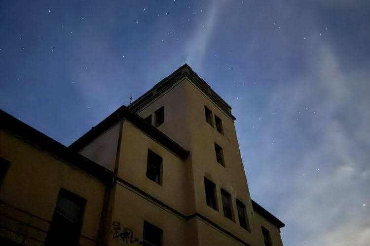 La rápida movilización de los servicios de emergencia permite extinguir un incendio en el antiguo sanatorio de Sierra Espuña