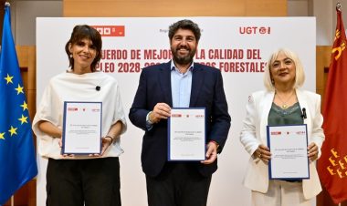 López Miras firma con CCOO y UGT el acuerdo para mejorar las condiciones de los bomberos forestales y aumentar el número de efectivos