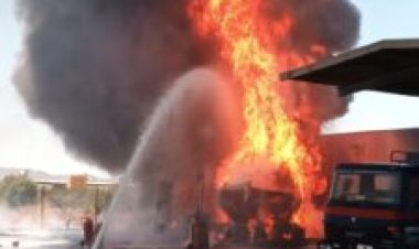Bomberos del CEIS trabajan en el incendio de un camión cisterna en una gasocentro de Las Cuevas de Reyllo (Fuente Álamo). Se ha ordenado la evacuación de la zona