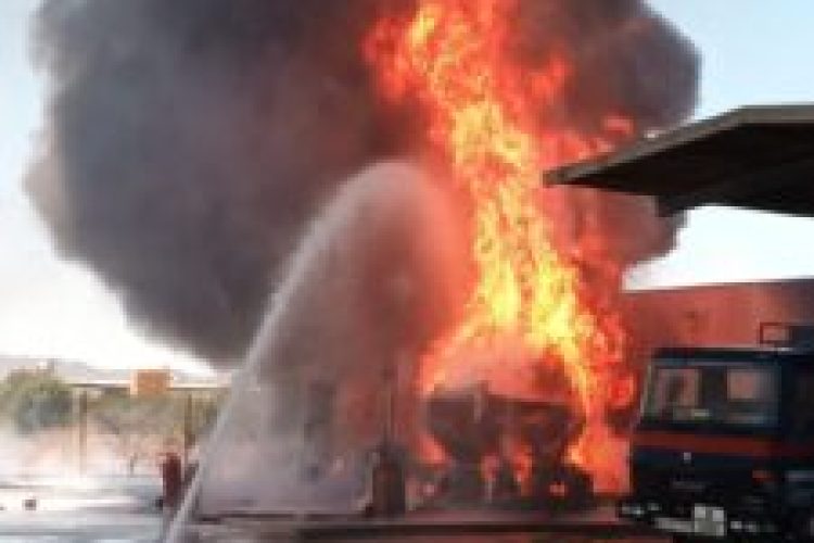Bomberos del CEIS trabajan en el incendio de un camión cisterna en una gasocentro de Las Cuevas de Reyllo (Fuente Álamo). Se ha ordenado la evacuación de la zona