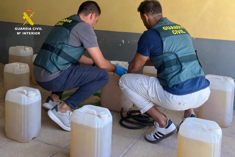 Dos detenidos por ‘petaqueo’ tras llenar de gasolina una furgoneta con 77 garrafas