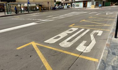 El Ayuntamiento de Alhama aprovecha el verano para renovar la señalización vial de sus calles