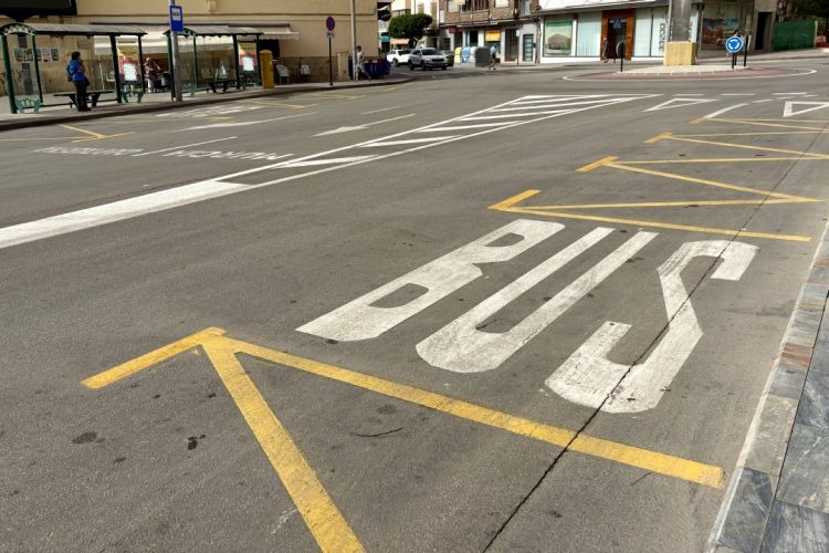 El Ayuntamiento de Alhama aprovecha el verano para renovar la señalización vial de sus calles
