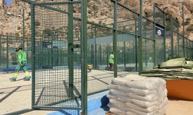 El Ayuntamiento renueva el césped artificial de las pistas de pádel del polideportivo El Praíco