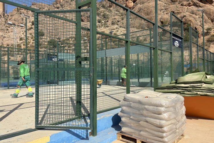 El Ayuntamiento renueva el césped artificial de las pistas de pádel del polideportivo El Praíco