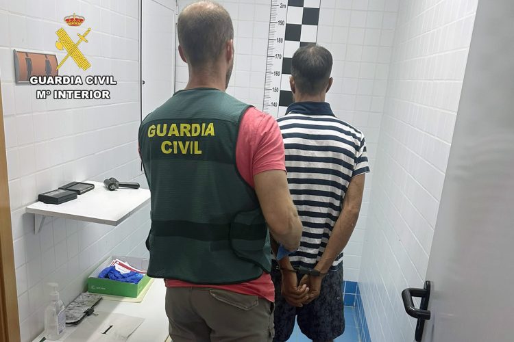 La Guardia Civil detiene a un violento delincuente que asaltó a cuatro personas en Totana