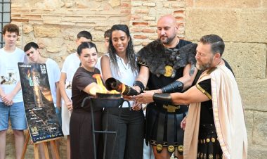 Alhama recibe por primera vez el fuego sagrado de las Fiestas de Carthagineses y Romanos