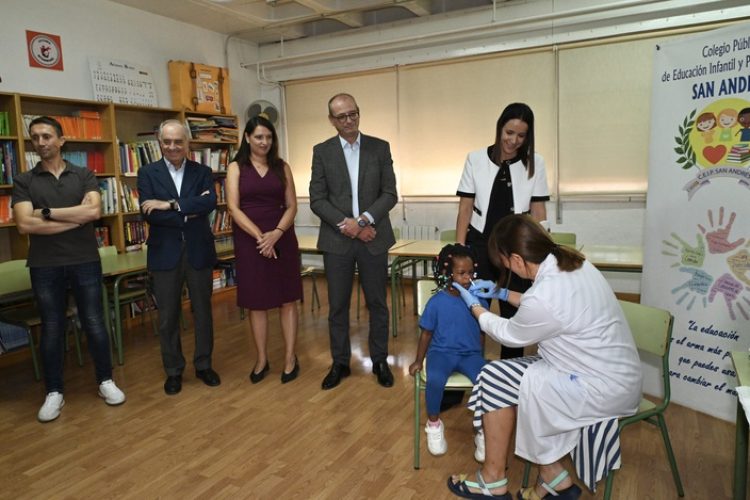 La Comunidad comienza la vacunación frente a la gripe en los centros educativos para facilitar la inmunización de los menores
