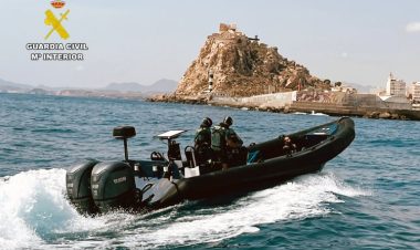 La Guardia Civil detiene a cuatro patrones de pateras taxi que trasladaban migrantes hasta la Península por la costa murciana