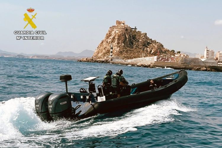 La Guardia Civil detiene a cuatro patrones de pateras taxi que trasladaban migrantes hasta la Península por la costa murciana