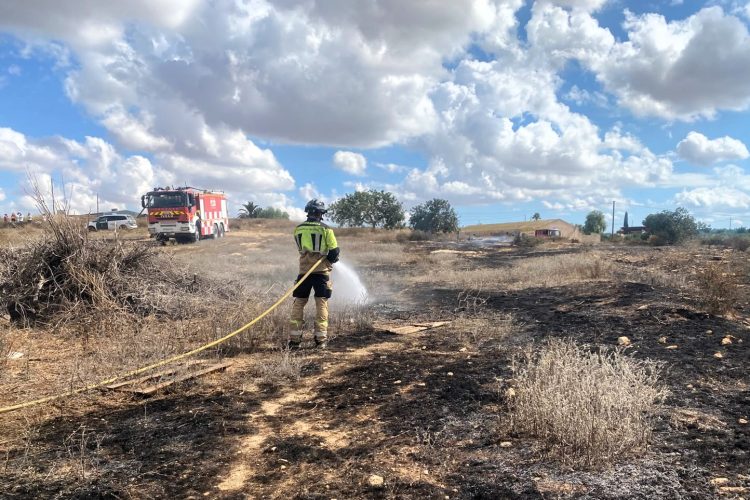 Servicios de emergencia no han podido salvar a un hombre, que ha muerto esta mañana cuando realizaba una quema de rastrojos en el paraje de los Guardianes, en el término municipal de Totana.